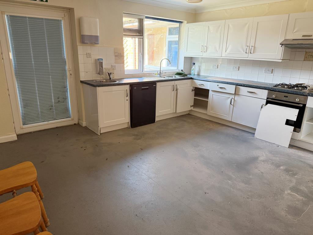 Lot: 87 - FORMER NHS PREMISES WITH POTENTIAL FOR DEVELOPMENT - Large kitchen with fitted units